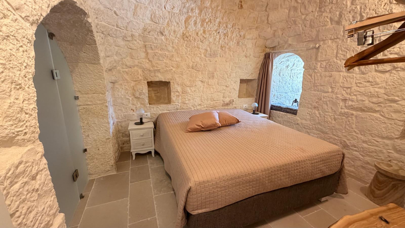 Trulli Comunicanti, Restaurati con Antico Camino, Ulivi Secolari.